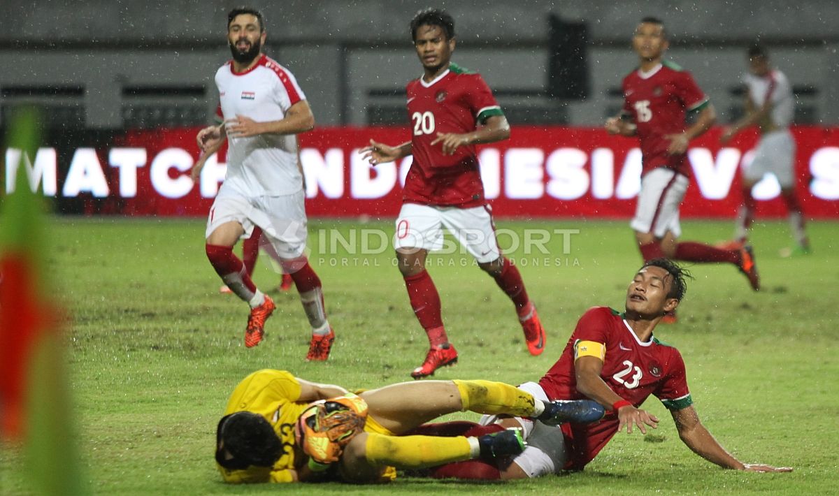 Kiper Suriah berhasil mengamankan bola dari serbuan Hansamu Yama. Herry Ibrahim/INDOSPORT Copyright: © Herry Ibrahim/INDOSPORT