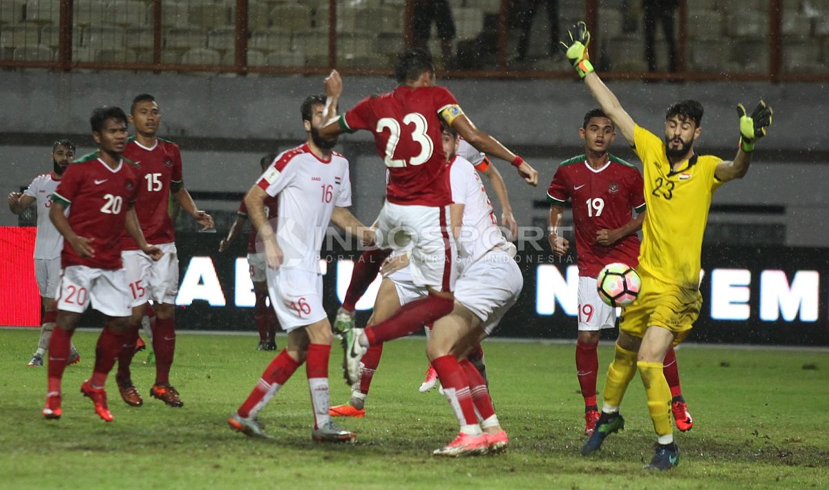 Momen bola kemelut ke gawang Suriah. Herry Ibrahim/INDOSPORT Copyright: © Herry Ibrahim/INDOSPORT