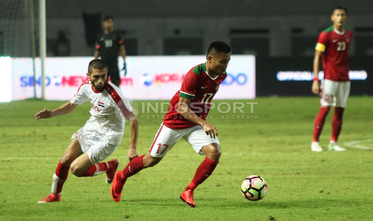 Saddil Ramdani berhasil melewati pemain Suriah dan membawa bola kedepan. Herry Ibrahim/INDOSPORT Copyright: © Herry Ibrahim/INDOSPORT