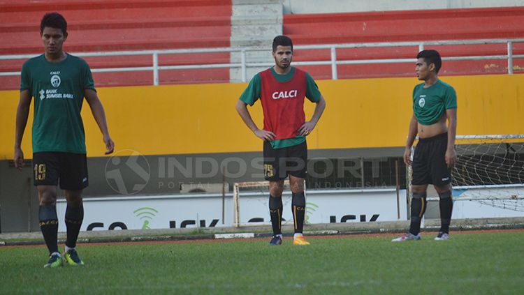 Tijani Belaid (tengah) saat jalani latihan. Copyright: © Muhammad Effendi/INDOSPORT