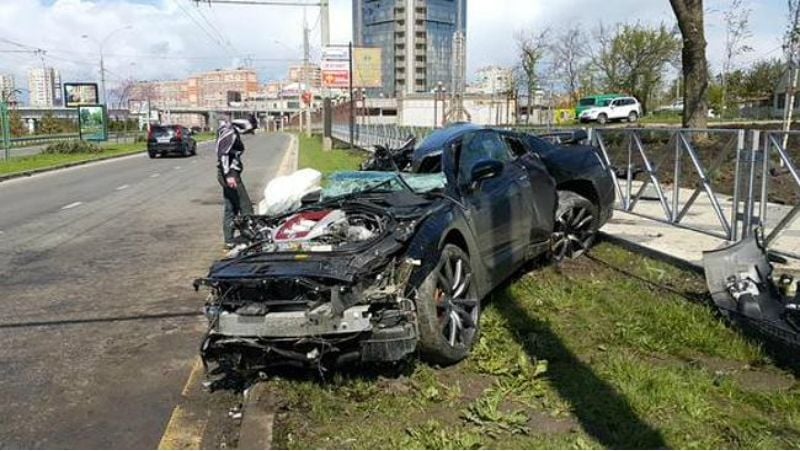 Mobil Andrey Yeshchenko, Nissan GT-R yang remuk pasca menabrak tiang listrik. Copyright: © Independent