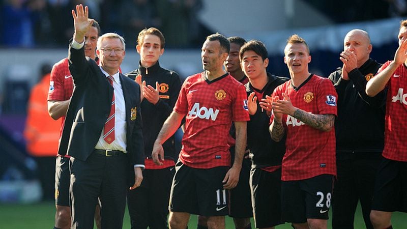 Sir Alex Ferguson (kiri) saat berpamitan di laga terakhirnya bersama Manchester United. Copyright: © Getty Images