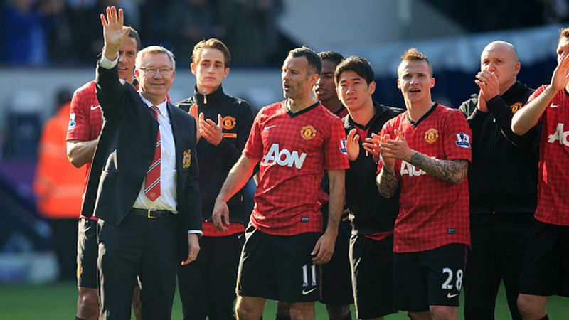 Sir Alex Ferguson (kiri) saat berpamitan di laga terakhirnya bersama Manchester United. Copyright: © Getty Images