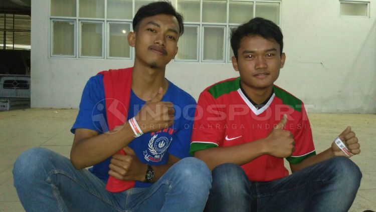 Suporter Timnas, Andi dan Deni. Copyright: © Zainal Hasan/INDOSPORT