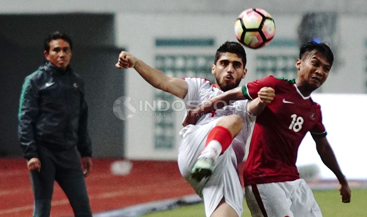 Muhammad Hargianto (kanan) tenagh adu bodi dengan pemain Suriah U-23. Herry Ibrahim/INDOSPORT Copyright: © Herry Ibrahim/INDOSPORT