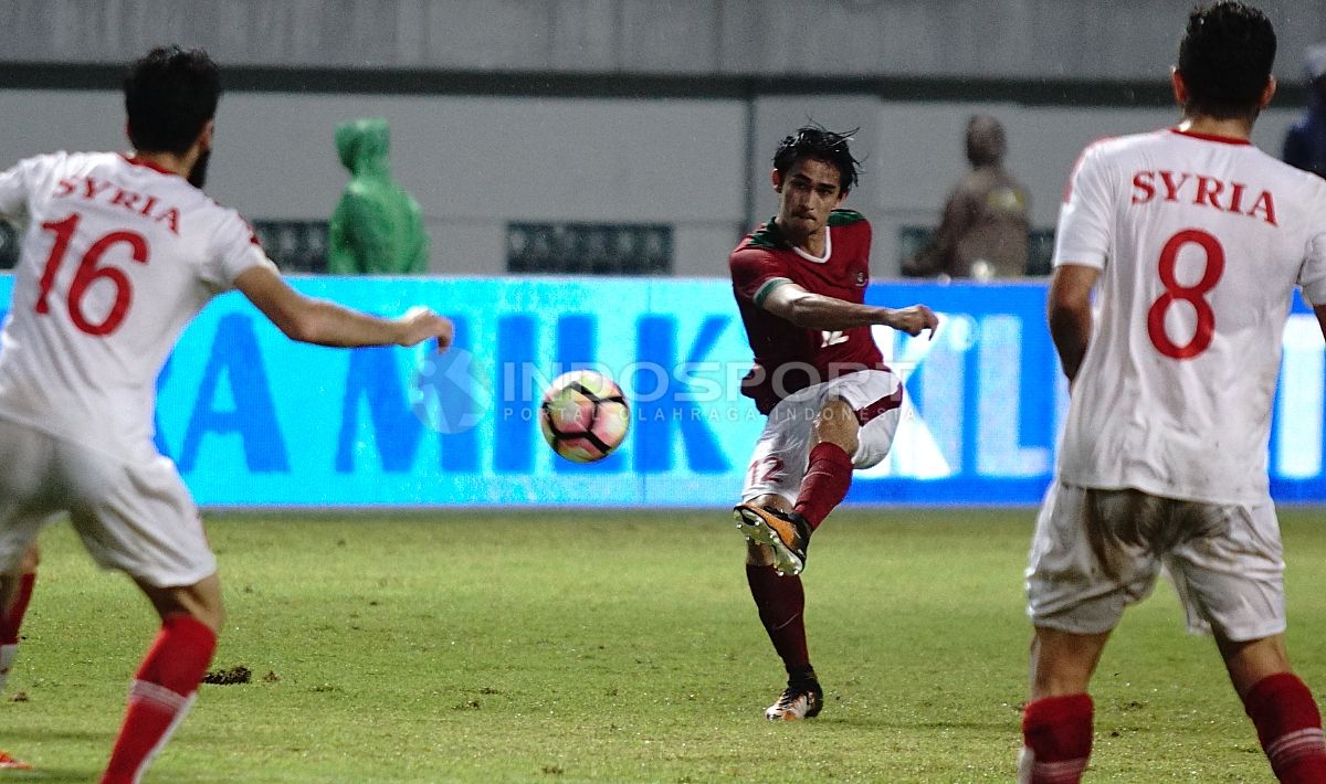 Gavin Kwan Adsit tengah mengeksekusi bola ke arah gawang Suriah. Herry Ibrahim/INDOSPORT Copyright: © Herry Ibrahim/INDOSPORT