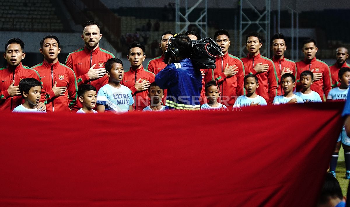 Skuat Timnas Indonesia saat menyanyikan lagu kebangsaan Indonesia Raya. Herry Ibrahim/INDOSPORT Copyright: © Herry Ibrahim/INDOSPORT