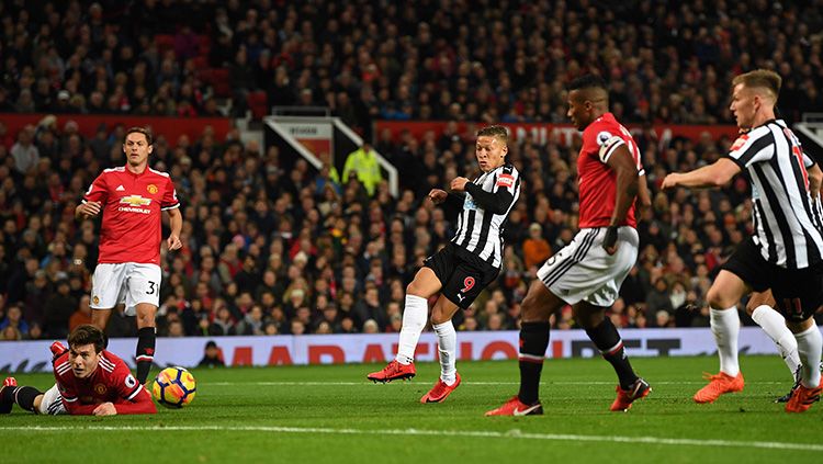 Dwight Gayle sukses membuka gol bagi Newcastle United di babak pertama. Copyright: © Getty Images