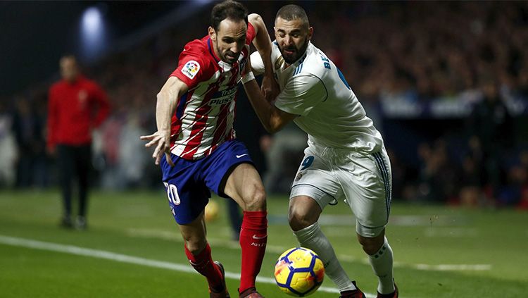 Karim Benzema belum mampu menaklukkan Diego Godin. Copyright: © Goal.com