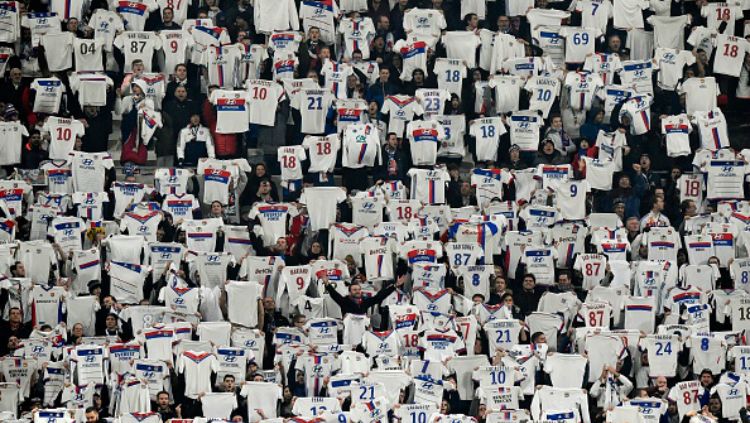 Para fans Lyon berikan dukungan untuk Nabil Fekir. Copyright: © Getty Images