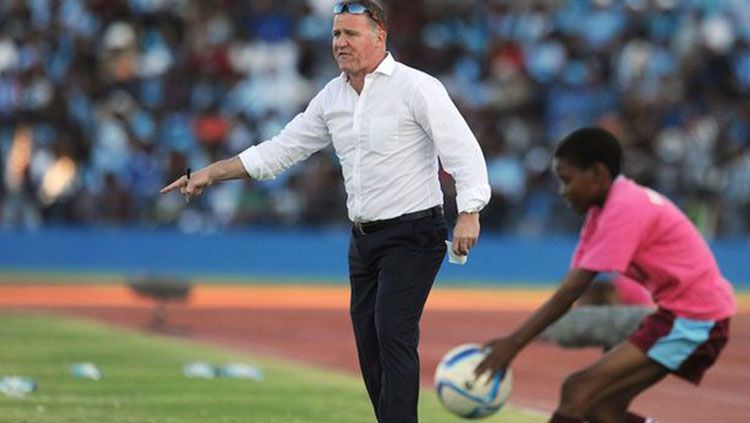 Peter Butler mantan pelatih Timnas Botswana dan Persiba Balikpapan. Copyright: © Daily Mail