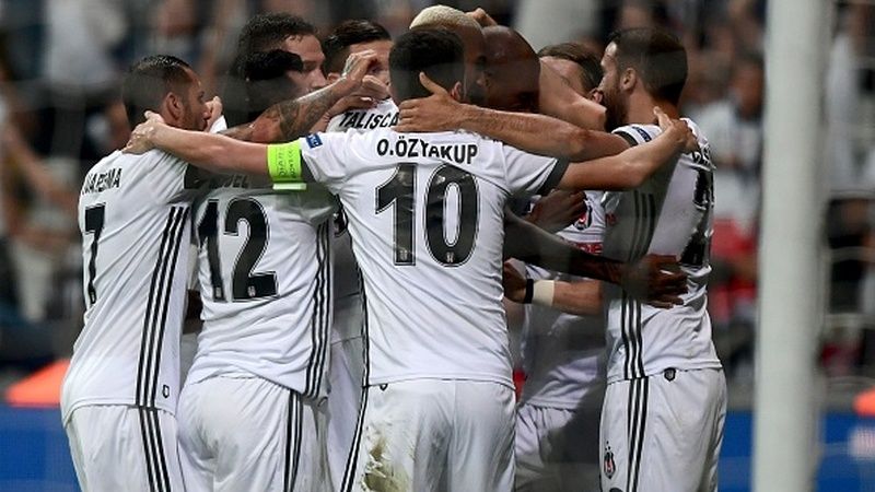 Para pemain Besiktas berselebrasi pasca mencetak gol ke gawang RB Leipzig. Copyright: © INDOSPORT