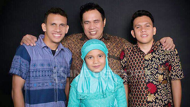 Keluarga besar Egy Maulana Vikri. Copyright: © Kesuma Ramadhan/INDOSPORT