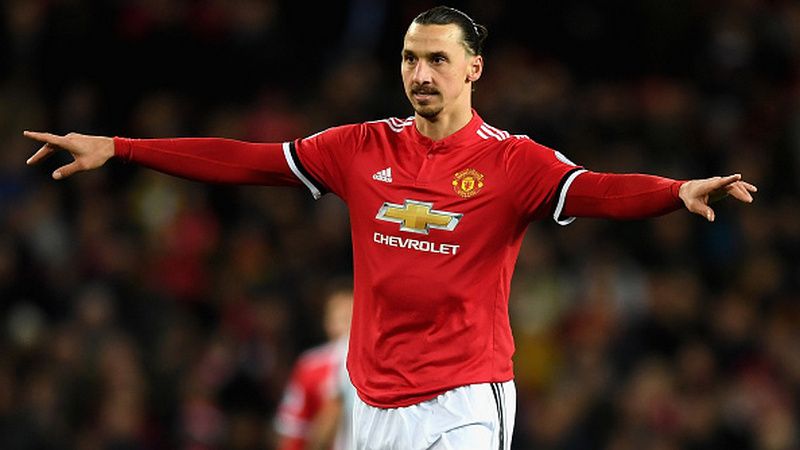 Zlatan Ibrahimovic memberikan instruksi kepada para pemainnya. Copyright: © Getty Images