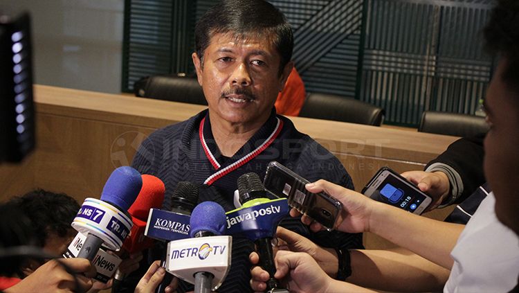 Indra Sjafri resmi ditunjuk kembali menjadi pelatih Timnas Indonesia U-19. Copyright: © INDOSPORT/Abdurrahman.R