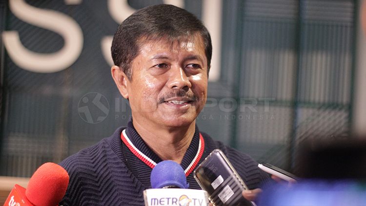 Indra Sjafri dalam preskon pengumuman pencopotan dari pelatih Timnas U-19. Copyright: © Wildan Hamdani/INDOSPORT