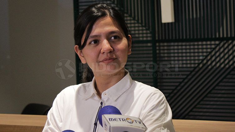 Ratu Tisha dalam preskon pengumuman pencopotan dari pelatih Timnas U-19. Copyright: © Wildan Hamdani/INDOSPORT