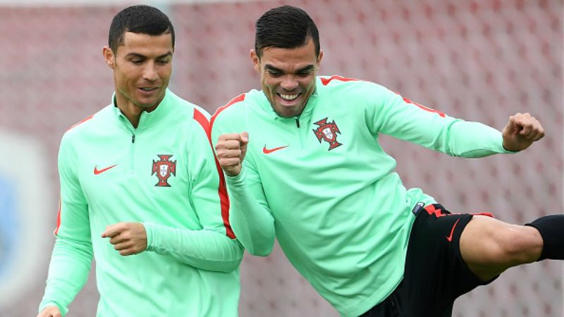 Ronaldo dan Pepe saat latihan di Timnas Portugal. Copyright: © Getty Images