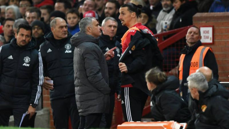 Zlatan Ibrahimovic dan Jose Mourinho di pertandingan vs Newcastle United. Copyright: © Getty Images
