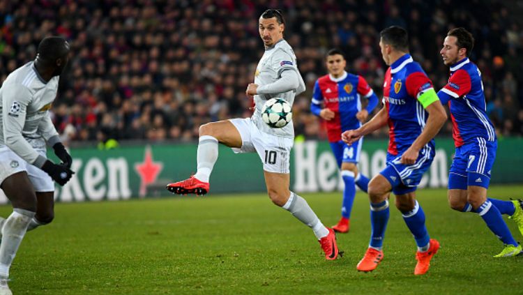 Zlatan Ibrahimovic melakukan debut di Liga Champions bersama Manchester United. Copyright: © Getty Images