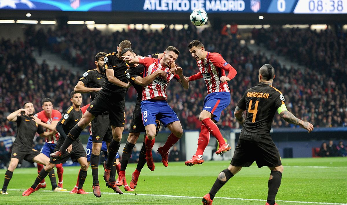 Duel udara para pemain Atletico Madrid melawan AS Roma. Copyright: © Getty Images
