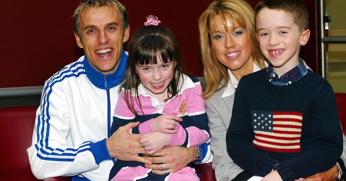 Keluarga Phil Neville dengan sang putri yang menerima celebral palsy. Copyright: © Daily Record