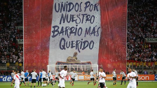 Spanduk dukungan rakyat Peru untuk Timnas Peru untuk lolos ke Piala Dunia. Copyright: © wearemitu.com