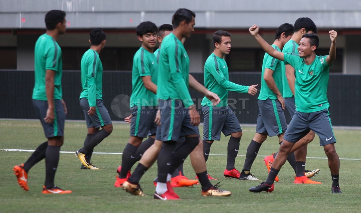 Ekspresi Evan Dimas (kanan) di sela-sela latihan. Copyright: © Herry Ibrahim/INDOSPORT