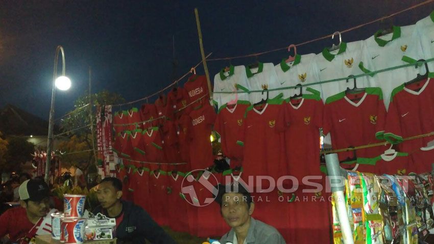 Pedagang Kaus Timnas Indonesia Copyright: © Petrus Manus Da'Yerimon/Soicaumienbac.cc
