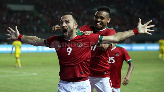 Saddil merayakan gol bersama Spaso. Copyright: © INDOSPORT/Herry Ibrahim