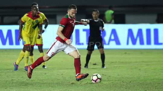 Spaso mengambil tendangan penalti saat melawan Guyana. Copyright: © INDOSPORT/Herry Ibrahim