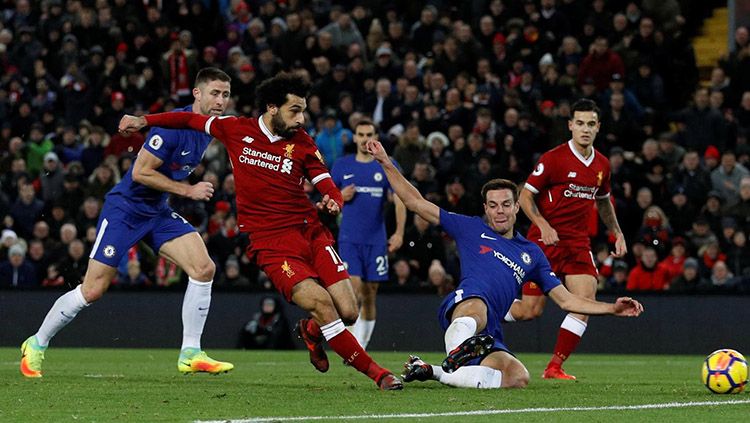 Mohamed Salah melepaskan tendangan saat melawan Chelsea di Anfield (26/11/17). Copyright: © Premierleague.com