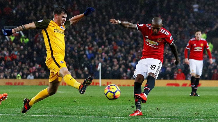 Tendangan Ashley Young membuat MU meraih kemenangan atas Brighton. Copyright: © Premierleague