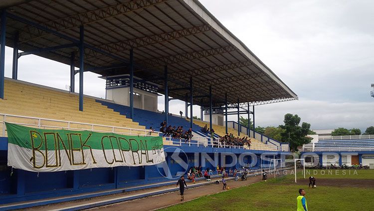 Bonek yang menginap di Stadion Persib menonton pertandingan sepakbola. Copyright: © Indosport/Arif Rahman