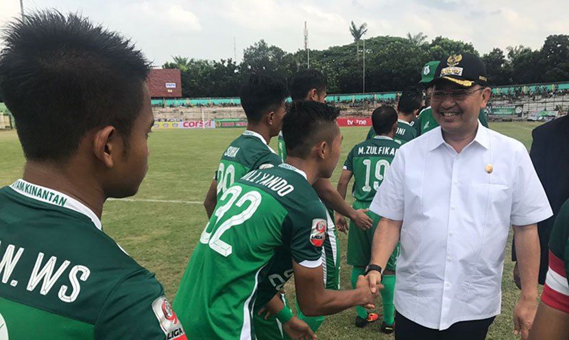 Wali Kota Medan, Dzulmi Eldin saat menemui para pemain PSMS Medan di atas lapangan. Copyright: © Medan Merdeka