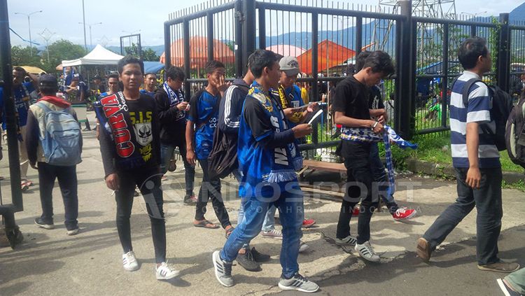 Suporter PSIS Semarang mulai berdatangan ke Stadion Gelora Bandung Lautan Api. Copyright: © Arif Rahman/INDOSPORT