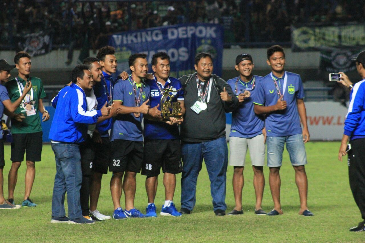 Pelatih PSIS, Subangkit, merayakan kembalinya Mahesa Jenar ke kasta tertinggi sepakbola nasional. Copyright: © Indosport/Arif Rahman