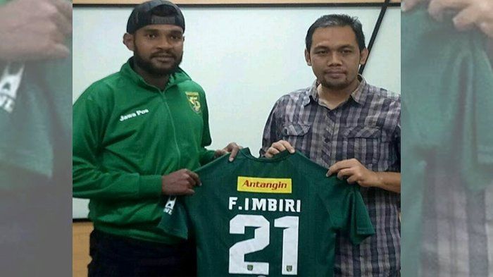 Fandry Imbiri ketika diperkenalkan oleh manajemen Persebaya. Copyright: © Surya - Tribunnews.com