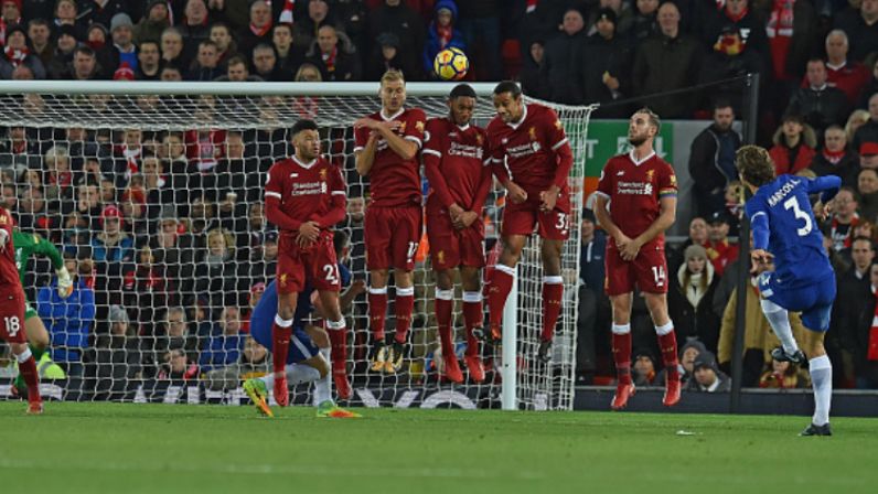 Para pemain Liverpool yang menjadi pagar betis saat melawan Chelsea. Copyright: © Getty Images