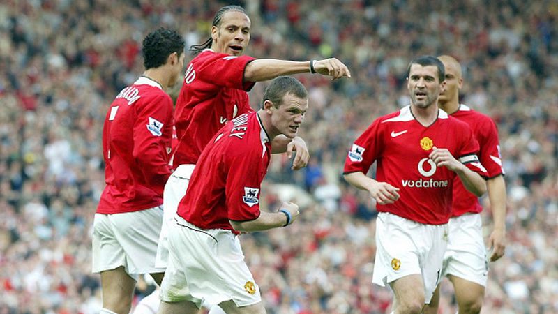 Wayne Rooney mendapatkan apresiasi dari Rio Ferdinand pasca mencetak gol jarak jauh ke gawang Newcastle United, 2005 silam. Copyright: © Getty Images
