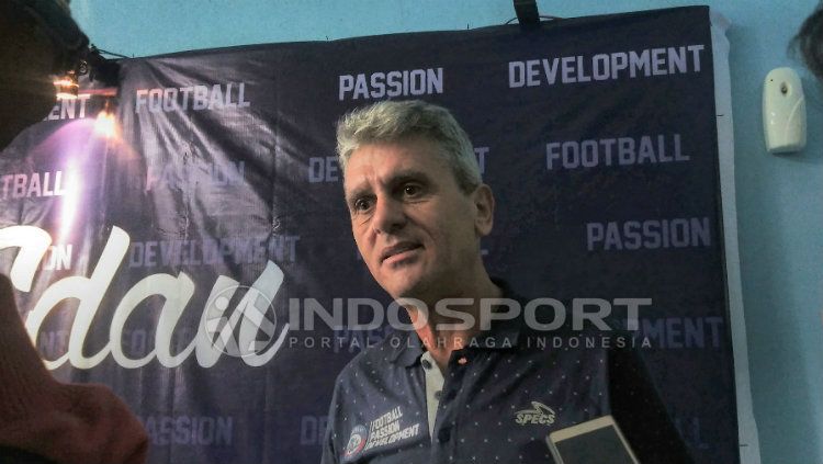 Staf pelatih baru Arema FC, Dusan Momcilovic Copyright: © INDOSPORT/Ian Setiawan