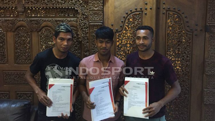 Arthur Bonai ketika menandatangani kontrak dengan Persija Jakarta bersama Pemain baru Persija Valentino Telaubun dan Ahmad Syaifullah. Copyright: © INDOSPORT/M.Adhyaksa