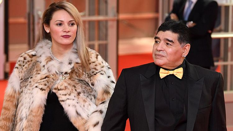 Diego Maradona ditemani sang kekasih, Rocio Oliva yang gunakan jaket dari kulit harimau. Copyright: © Getty Images