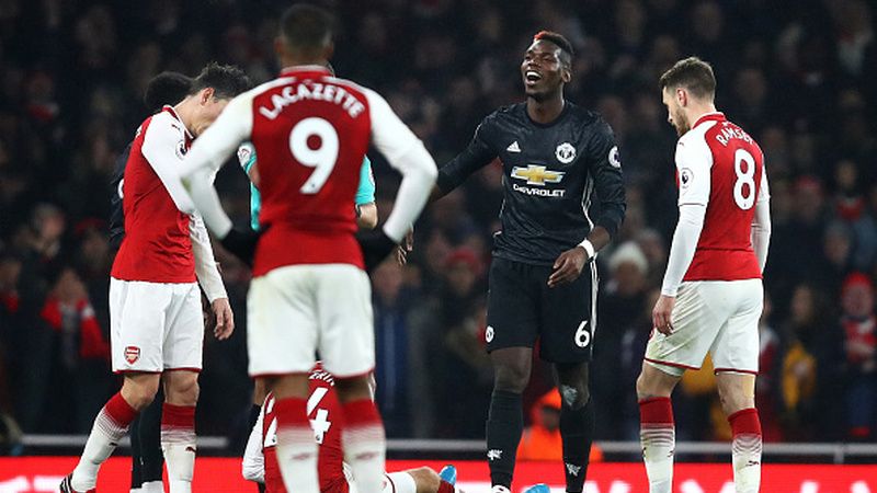 Skuat Arsenal tampak tertunduk lesu, dengan Paul Pogba berada di tengahnya. Copyright: © INDOSPORT