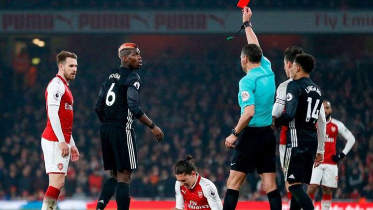 Paul Pogba mendapat kartu merah di laga melawan Arsenal. Copyright: © AFP