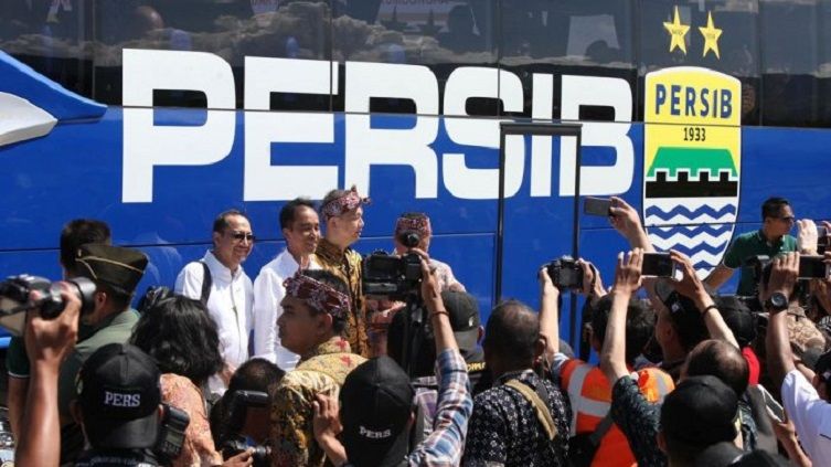 Jokowi dengan bus Persib di belakangnya. Copyright: © Tribun Jabar
