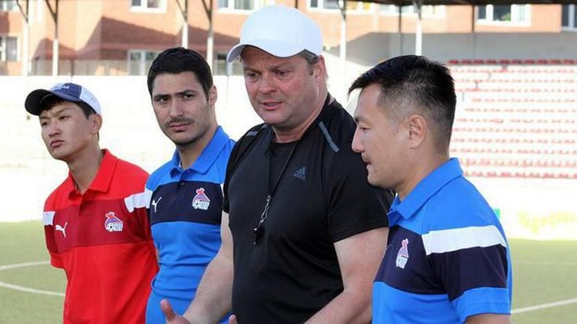 Michael Weiss (tengah). Copyright: © Federasi Sepakbola Mongolia