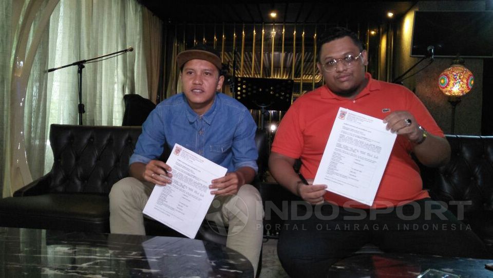 Yericho Cristiantoko (kiri) bersama Presiden Borneo FC, Nabil Husein saat menandatangani denagn Borneo FC. Copyright: © Petrus Manus Da'Yerimon/Indosport.com