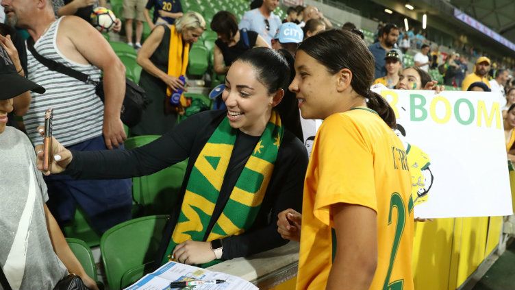 Samantha Kerr selfie bersama penggemarnya. Copyright: © Getty Images