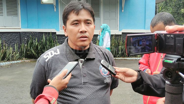 Media Officer Arema FC, Sudarmaji. Copyright: © Ian Setiawan/INDOSPORT